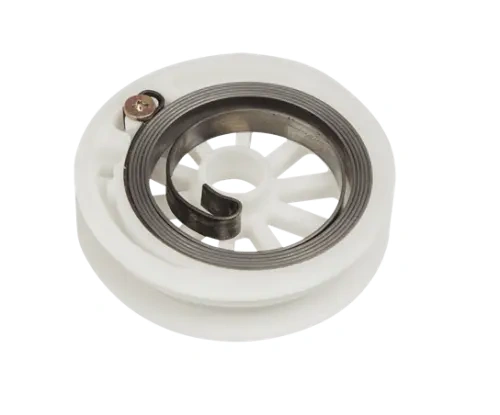 Kaseta sprężyny w kolorze białym, z metalową spiralą wewnętrzną. Widok z góry, pokazujący szczegóły mocowania oraz kształt. Produkt przeznaczony do nożyc Husqvarna 123HD60/123HD65X, pełna do zastosowań ogrodniczych.