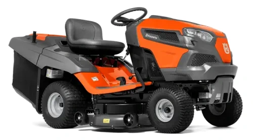 Traktor TC 242T Husqvarna, pomarańczowo-szary, widok z boku. Ma szerokie gumowe koła, siedzenie z wysokim oparciem i duży kosz na trawę. Logo Husqvarna na froncie, czarne tło.