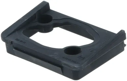 Uszczelnienie gaźnika pilarki Husqvarna 394XP, czarne, wykonane z tworzywa sztucznego, o prostokątnym kształcie z dwoma otworami. Widok z boku, ukazujący szczegóły konstrukcyjne i krawędzie. Tło jednolite, co podkreśla produkt.