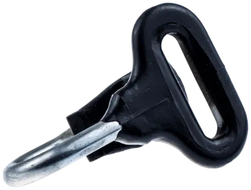 Hak ściągający szelek do wykaszarki Husqvarna 122R/323RII. Czarna plastikowa rękojeść z metalowym pierścieniem, widok z boku na mocowanie. Jednolite tło podkreśla detale. Mały, praktyczny element.
