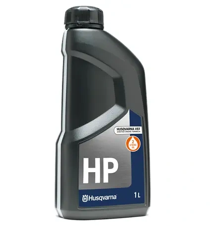 Olej do silników dwusuwowych HP Husqvarna w plastikowej butelce o pojemności 1L, stojącej, czarnej z szaro-niebieskim logo. Widoczny napis HP oraz oznaczenie jakościowe. Etykieta informacyjna w jasnych kolorach. Proste tło.