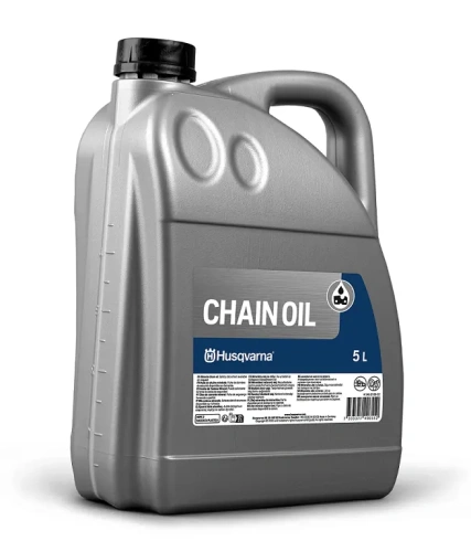 Olej do łańcuchów HUSQVARNA 5L w plastikowej butelce o metalicznej, szarej powierzchni. Frontalne ujęcie, stojąca pozycja. Widoczny napis CHAIN OIL na niebieskiej etykiecie. Zawór na górze oraz uchwyt do transportu. Zawartość 5 litrów.