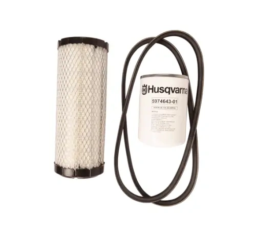 Zestaw serwisowy P525DX Husqvarna: filtr powietrza z siatką, okrągły filtr oleju z logo i gumowy wąż, ułożone na jasnym tle. Filtr powietrza cylindryczny z czarną ramą.
