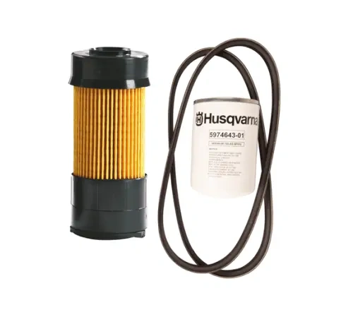Zestaw serwisowy P520DX Husqvarna, zawierający filtr powietrza w czarnej obudowie oraz biały filtr oleju z widocznym logo Husqvarna. W komplecie gumowy wąż. Filtr powietrza ma żółte pasy, widoczny z boku. Całość na białym tle.