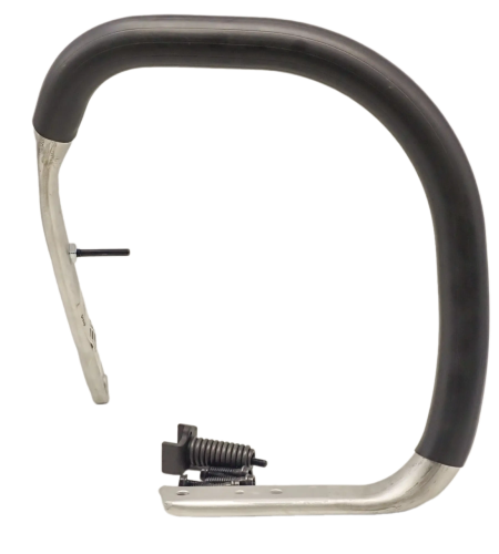 Uchwyt przedni pilarki Husqvarna 565, 572XP/XPG, w kolorze czarnym z metalowymi elementami. Widoczny z boku, w zbliżeniu. Obejmuje sprężynę oraz mocowanie. Idealny do precyzyjnego sterowania narzędziem. Tło jednolite, bez zbędnych detali.