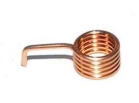 Sprężyna wykaszarki Husqvarna 253RJ, miedziana, spiralna z hakiem. Leży na białym tle. Średnica ok. 2 cm, długość z hakiem ok. 5 cm. Kluczowy element do urządzenia ogrodowego.