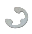 E-ring do wykaszarki 253RJ Husqvarna, półokrągły, metalowy, z dwoma wycięciami po bokach na szarym tle. Płasko leżący, z prostą fakturą, służy do mocowania elementów w narzędziach ogrodowych.