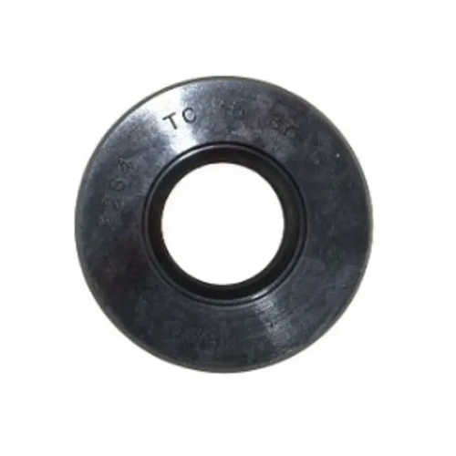 Uszczelka wykaszarki 253RJ Husqvarna, okrągła, o gładkiej, czarnej powierzchni z centralnym otworem. Widok frontalny, produkt leżący na jednolitym tle. Na obrzeżu widoczne są drobne oznaczenia. Idealna do zastosowań w ogrodnictwie.