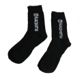 Czarne skarpety Husqvarna o klasycznej długości. Wykonane z elastycznego materiału, z widocznym białym logo Husqvarna z przodu. Ułożone równolegle, z lekkim zagięciem na górze. Wykończenie jest gładkie, bez dodatkowych wzorów.