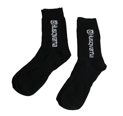 Czarne skarpety Husqvarna o klasycznej długości. Wykonane z elastycznego materiału, z widocznym białym logo Husqvarna z przodu. Ułożone równolegle, z lekkim zagięciem na górze. Wykończenie jest gładkie, bez dodatkowych wzorów.