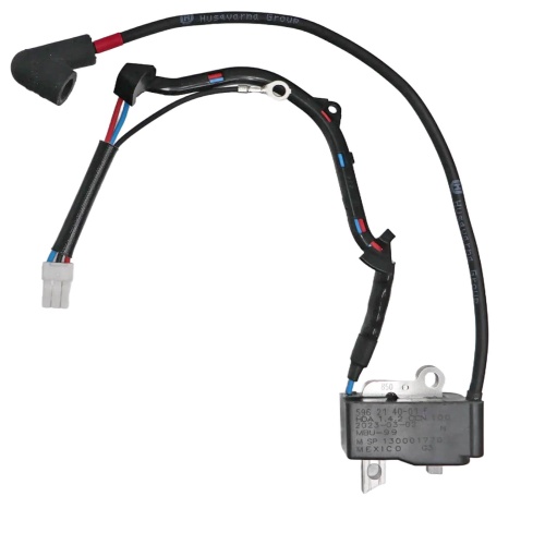 Cewka moduł zapłonowy do pilarki Husqvarna 555, z widocznymi przewodami i złączkami w kolorze czarnym i niebieskim. Model z oznaczeniem Husqvarna, zbliżenie na detal z końcówkami kabli. Produkt leżący na białym tle.