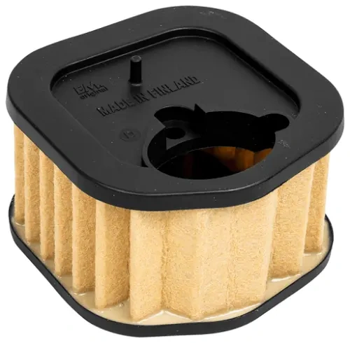 Filtr powietrza do pilarki Husqvarna 385, 390XP w kształcie kwadratu. Wykonany z materiału filtrującego w odcieniu jasnobeżowym z wyraźnymi żeberkami. Czarna pokrywa z widocznym napisem MADE IN FINLAND. Produkt leży na jednolitym tle.