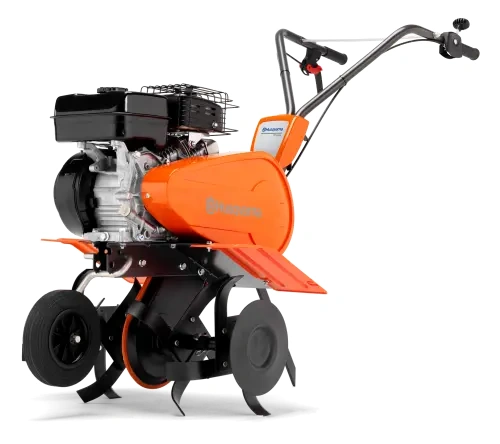 Kultywator TF 225 Husqvarna w kolorze pomarańczowym z czarnym silnikiem. Ujęcie z boku, produkt stojący na kołach, z widocznymi nożami. Wzmocniona konstrukcja z metalowym uchwytem. Logo Husqvarna na obudowie.