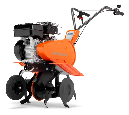 Kultywator TF 225 Husqvarna w kolorze pomarańczowym z czarnym silnikiem. Ujęcie z boku, produkt stojący na kołach, z widocznymi nożami. Wzmocniona konstrukcja z metalowym uchwytem. Logo Husqvarna na obudowie.