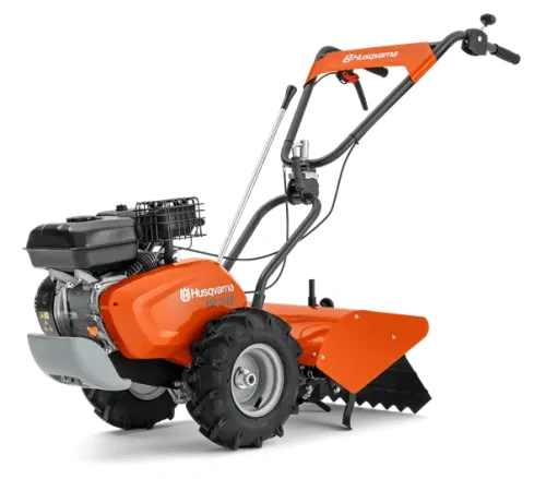 Pomarańczowy kultywator TR 348 Husqvarna z metalową konstrukcją, szerokimi kołami, silnikiem, regulowanym uchwytem i kopaczką z przodu na czarnym tle podkreślającym detale.