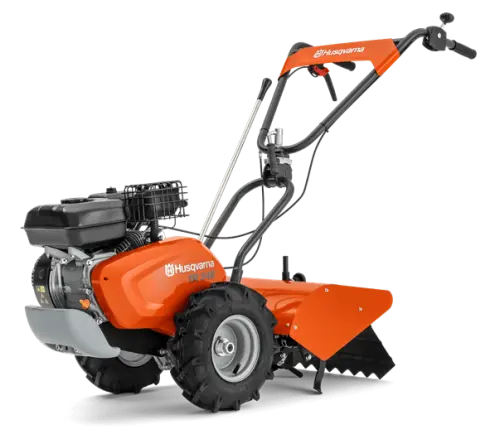 Pomarańczowy kultywator TR 348 Husqvarna z metalową konstrukcją, szerokimi kołami, silnikiem, regulowanym uchwytem i kopaczką z przodu na czarnym tle podkreślającym detale.