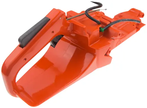 Zbiornik paliwa pilarki Husqvarna 362XP, 372XP w intensywnym pomarańczowym kolorze, z widocznymi elementami mocującymi i przewodami. Ujęcie z boku, produkt leży poziomo. Gładka powierzchnia, ergonomiczny kształt, przeznaczony do maszyn do cięcia.
