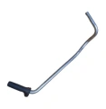 Handlebar wykaszarki Husqvarna 252 RX, wykonany z metalu, z wygiętą końcówką i czarną gumową rączką. Produkt w pozycji poziomej, na białym tle, bez dodatkowych akcesoriów. Wysoka trwałość i funkcjonalność dla użytkowników wykaszarek.