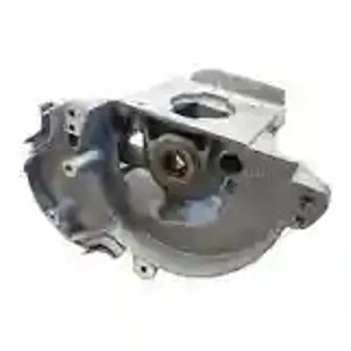 Metaliczny zespół skrzyni korbowej wykaszarki Husqvarna 241 RJ z otworem montażowym, widok z boku na tle, pokazujący kształt i detale elementu, nowy, bez oznaczeń.