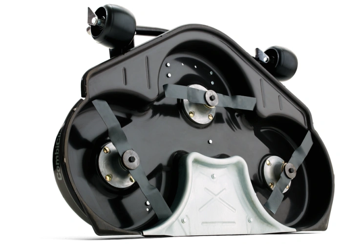 Urządzenie tnące Combi 103 Rider seria 300, pokazane od spodu, z widocznymi stalowymi ostrzami oraz elementami montażowymi w kolorze czarnym. Na zewnętrznej krawędzi widoczne mocowania. Produkt leży płasko, na jednolitym tle.