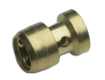 Zespół dyszy do wykaszarki 252 RX Husqvarna, metalowa część w kolorze złotym z otworami, o cylindrycznym kształcie. Widok z boku, pokazujący detale mocowania. Produkt nowy, przeznaczony do użycia w sprzęcie ogrodowym.