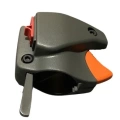 Uchwyt wykaszarki 232 R Husqvarna w kolorze szarym z pomarańczowym przyciskiem. Produkt pokazany z boku w zbliżeniu, podkreślający detale mocowania. Wykonanie z trwałego tworzywa z gładką teksturą, idealny do narzędzi ogrodowych.
