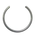 O-ring do wykaszarek 443RB Husqvarna, stalowy, okrągły, w kolorze srebrnym, ukazany z góry, leżący na jednolitym tle. Produkt ma gładką fakturę i standardowy rozmiar, idealny do mocowania części w urządzeniach ogrodniczych.