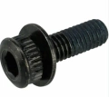 Śruba wykaszarki Husqvarna 243 RJ, czarna, metalowa, z teksturowaną główką i gwintowanym trzonem, długość ok. 4 cm, leży na jednolitym tle w ujęciu frontalnym.