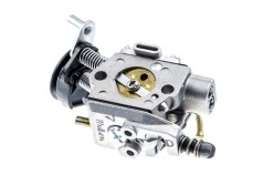 Gaźnik wykaszarki 243 RJ Husqvarna z metalowym korpusem i czarnymi elementami. Widok z boku, ukazujący położenie śrub, sprężyn oraz otworów do podłączenia. Przeznaczony do naprawy i konserwacji wykaszarek Husqvarna.