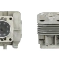 Cylinder wykaszarki 233 RJ Husqvarna w kolorze szarym. Widok frontalny, ukazujący przód z otworem na wałek oraz rowkowaną chłodnicą po bokach. Brak widocznych napisów lub logo. Produkt o prostym kształcie, przeznaczony do montażu w wykaszarkach.