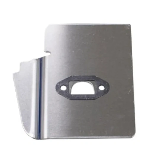 Uszczelka wykaszarki 233 RJ Husqvarna w kolorze srebrnym, wykonana z metalu. Ujęcie frontalne, pokazujące prostokątny kształt oraz wycięcie w centralnej części. Produkt leży na białym tle, co podkreśla jego detale i krawędzie.