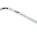 Uchwyt wykaszarki Husqvarna 233 R wykonany z metalu w błyszczącym srebrnym kolorze. Zagięty kształt zapewnia ergonomiczną obsługę. Widoczne mocowanie do urządzenia wykaszającego. Produkt przedstawiony w zbliżeniu, na jednolitym tle.