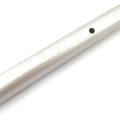 Komplet rury wykaszarki 233 RJ Husqvarna w kolorze metalicznym, prosty kształt z widoczną otworową konstrukcją. Ujęcie z boku, produkt leży na białym tle, ukazując szczegóły mocowania oraz gładką powierzchnię metalu.