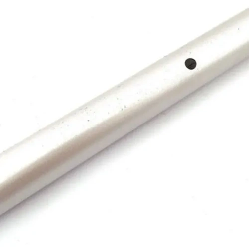 Komplet rury wykaszarki 233 RJ Husqvarna w kolorze metalicznym, prosty kształt z widoczną otworową konstrukcją. Ujęcie z boku, produkt leży na białym tle, ukazując szczegóły mocowania oraz gładką powierzchnię metalu.