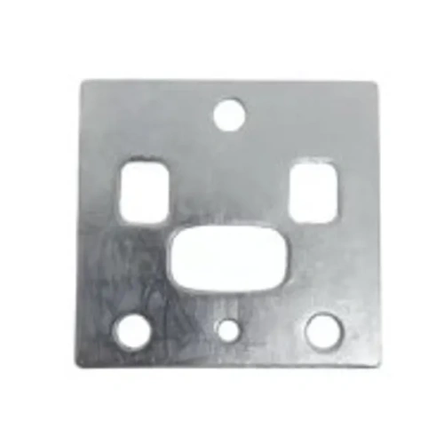 Uszczelka wykaszarki 241 RJ Husqvarna w kolorze srebrnym, wykonana z metalu, o kwadratowym kształcie. Widoczne są cztery otwory montażowe oraz prostokątne wycięcia. Produkt leży na jednolitym tle, zbliżenie na detale konstrukcji.