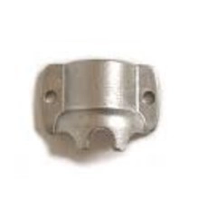 Zacisk wykaszarki 241 RJ Husqvarna w kolorze metalicznym, z zaokrąglonym kształtem i trzema ząbkami. Ujęcie frontalne, montowany na narzędziu ogrodowym. Widoczne otwory na mocowania, element prosty w użyciu.