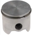 Zespół tłoka wykaszarki 241 RJ Husqvarna, metalowy, o okrągłej głowicy i płaskiej podstawie, widoczny z boku. Zawiera otwór do mocowania oraz rowek na pierścień. Powierzchnia gładka, z delikatnym wzorem, na jasnym tle.