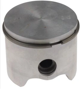 Zespół tłoka wykaszarki 241 RJ Husqvarna, metalowy, o okrągłej głowicy i płaskiej podstawie, widoczny z boku. Zawiera otwór do mocowania oraz rowek na pierścień. Powierzchnia gładka, z delikatnym wzorem, na jasnym tle.