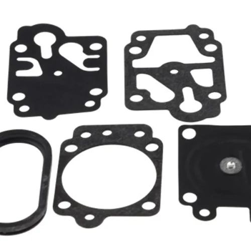 Zestaw uszczelek do wykaszarki Husqvarna 233 RJ, w skład którego wchodzi pięć elementów o czarnym kolorze. Widoczne różnorodne kształty i otwory, w tym owalny uszczelniacz oraz detale montażowe. Akcesoria rozłożone na prostym tle.