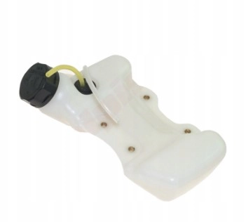 Biały zbiornik wykaszarki Husqvarna 243 RJ z czarną zakrętką i przezroczystym wlewem, z boku na białym tle. Posiada mocowania, elastyczny wąż, lekki materiał i nadaje się do systemów odciągu.