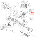 Śruba wykaszarki Husqvarna 443RB, metaliczna, gładka, cylindryczna, z numerami, pozioma na białym tle, długość ok. 4 cm, do napraw i montażu urządzeń ogrodowych.