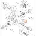 Przetyczka wykaszarki Husqvarna 443RB, żółty, cylindryczny element z otworami mocującymi, ułatwiający montaż. Produkt w układzie części zamiennych, brak dodatkowych wymiarów i detali.