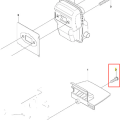 Śruba wykaszarki 226 RJ Husqvarna, metalowa, w kolorze srebrnym z gwintem, widoczna w zbliżeniu. Ujęcie pod kątem, przedstawiające detal mocowania. Element montażowy, przeznaczony do użycia w sprzęcie ogrodowym. Tło neutralne, jednoelementowe.