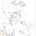 Śruba wykaszarki 226 RJ Husqvarna w kolorze metalicznym, z widocznym gwintem i łbem, umieszczona pionowo na schemacie części. Element montażowy jest częścią większej konstrukcji, przedstawiony w kontekście innych komponentów wykaszarki.