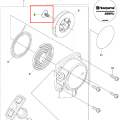 Śruba wykaszarki 226 RJ Husqvarna, metalowa, o klasycznym, okrągłym wzorze i gwintowanym końcu. Prezentowana w zbliżeniu na schemacie, w otoczeniu innych elementów, na białym tle, godna uwagi dla użytkowników sprzętu ogrodowego.