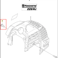 Śruba wykaszarki 226 RJ Husqvarna, wykonana z metalu, widoczna w zbliżeniu. Produkt pokazany w kontekście montażu. Tło białe, ułatwiające identyfikację detalu. Widoczne delikatne gwinty oraz kształt odpowiedni do mocowania.