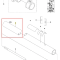 Komplet rury wykaszarki Husqvarna 233 RJ, widoczna rura o długości około 24 cm, z zaokrąglonymi końcami i gładką powierzchnią. Pozycja leżąca na stole, w zestawie z innymi elementami montażowymi. Kolor szary, brak widocznych oznaczeń.