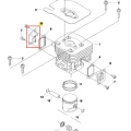 Czarna osłona wykaszarki Husqvarna 233 RJ z trwałego plastiku, montowana z boku silnika. Widok diagonalny z detalami mocowania i otworami, prosty, techniczny design.