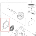 Linka wykaszarki Husqvarna 233 RJ, okrągła, wykonana z materiału syntetycznego w kolorze czarnym. Element mocujący na jednym końcu, z widoczną oznakowaną numeracją. Ułożona poziomo na prostym tle, dobrze widoczna, bez dodatkowych akcesoriów.