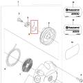 Ramię wykaszarki Husqvarna 233 RJ w kolorze metalicznym, z zaokrąglonym kształtem. Ujęcie frontalne, produkt leży płasko na białym tle. Widoczne detale konstrukcyjne oraz logo Husqvarna. Element przeznaczony do mocowania w sprzęcie ogrodowym.